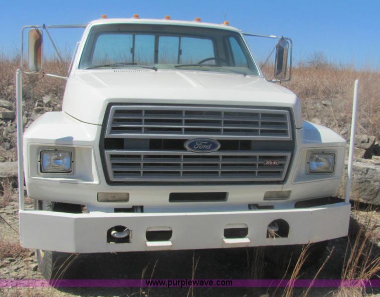 image for item 7005 1985 Ford F600 cab and chassis