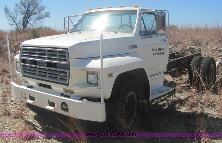 image for item 7005 1985 Ford F600 cab and chassis