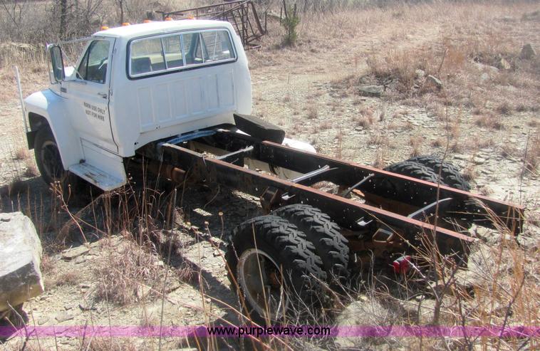 image for item 7005 1985 Ford F600 cab and chassis
