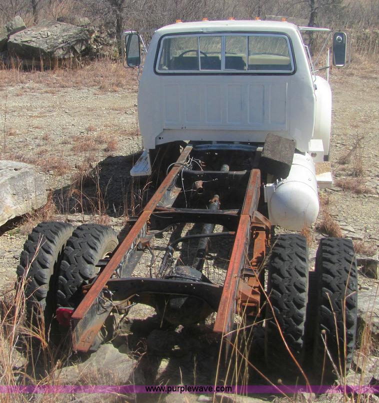 image for item 7005 1985 Ford F600 cab and chassis