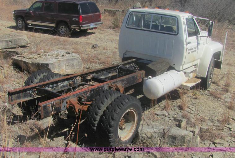 image for item 7005 1985 Ford F600 cab and chassis