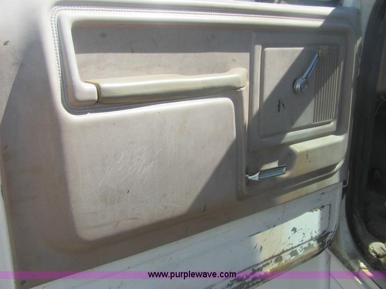 image for item 7005 1985 Ford F600 cab and chassis