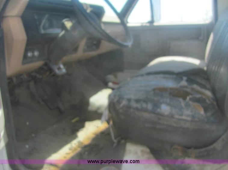 image for item 7005 1985 Ford F600 cab and chassis