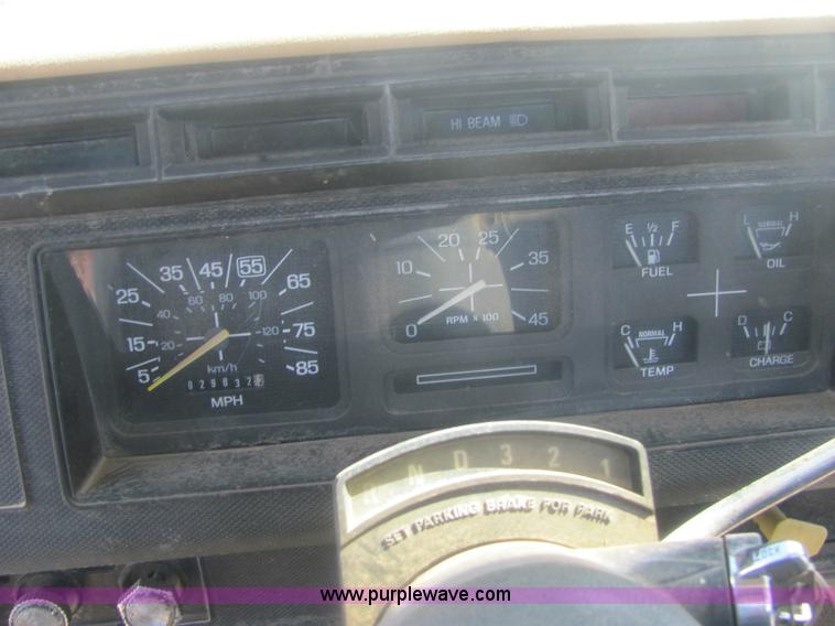 image for item 7005 1985 Ford F600 cab and chassis