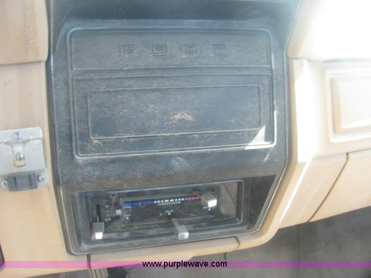 image for item 7005 1985 Ford F600 cab and chassis