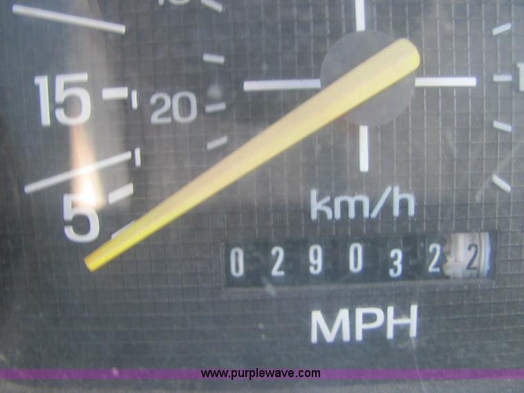 image for item 7005 1985 Ford F600 cab and chassis