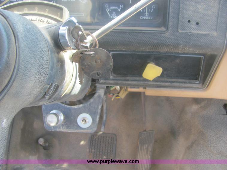 image for item 7005 1985 Ford F600 cab and chassis