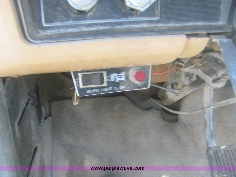 image for item 7005 1985 Ford F600 cab and chassis