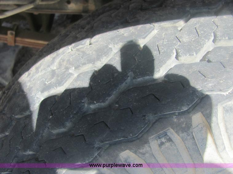 image for item 7005 1985 Ford F600 cab and chassis