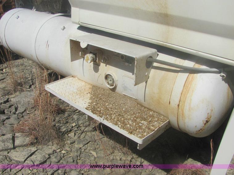 image for item 7005 1985 Ford F600 cab and chassis