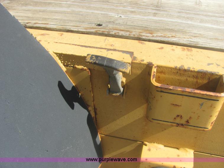 image for item 7006 2001 H & H 20' trailer