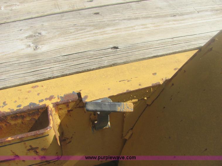 image for item 7006 2001 H & H 20' trailer