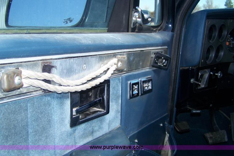 image for item 7323 1991 Chevrolet Blazer Silverado 150