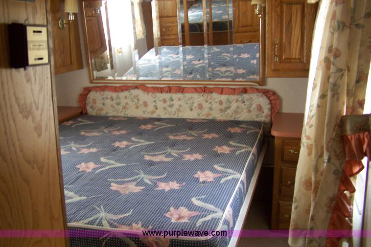 image for item 7336 1990 Kountry Star 37' motor home