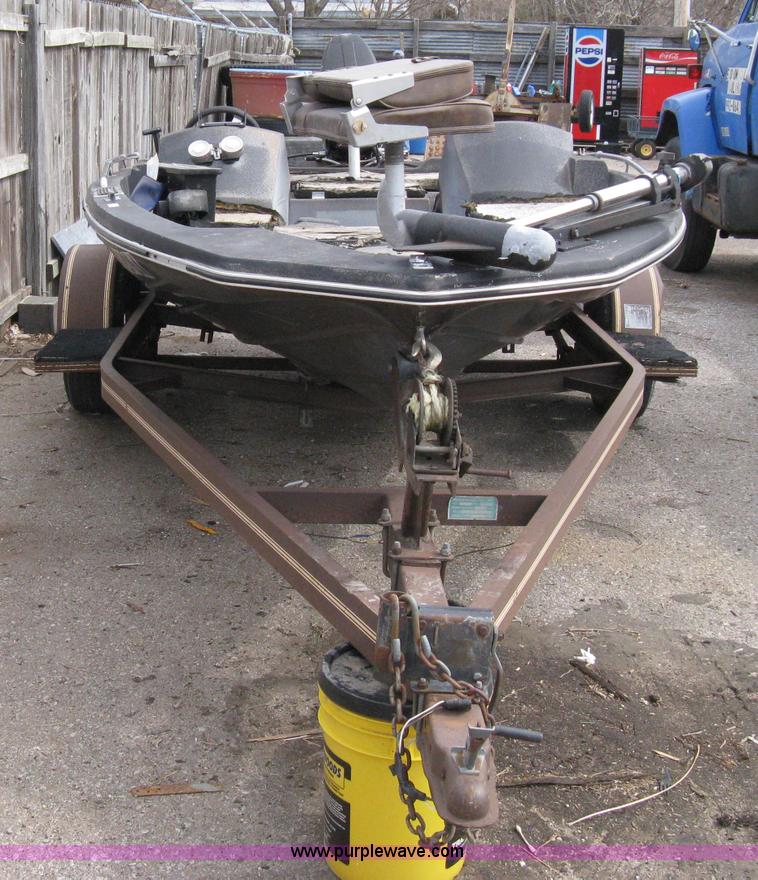 image for item 8011 1982 Glasstream Hydra Bass 15V 15' fishing boat with trailer