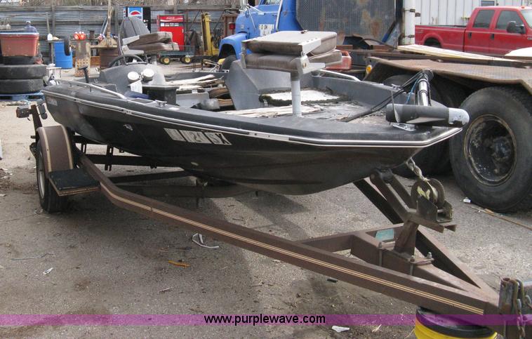image for item 8011 1982 Glasstream Hydra Bass 15V 15' fishing boat with trailer