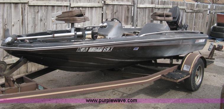 image for item 8011 1982 Glasstream Hydra Bass 15V 15' fishing boat with trailer