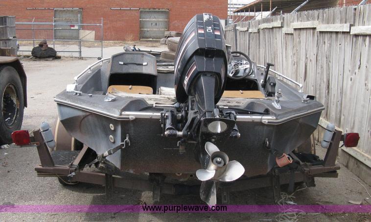 image for item 8011 1982 Glasstream Hydra Bass 15V 15' fishing boat with trailer
