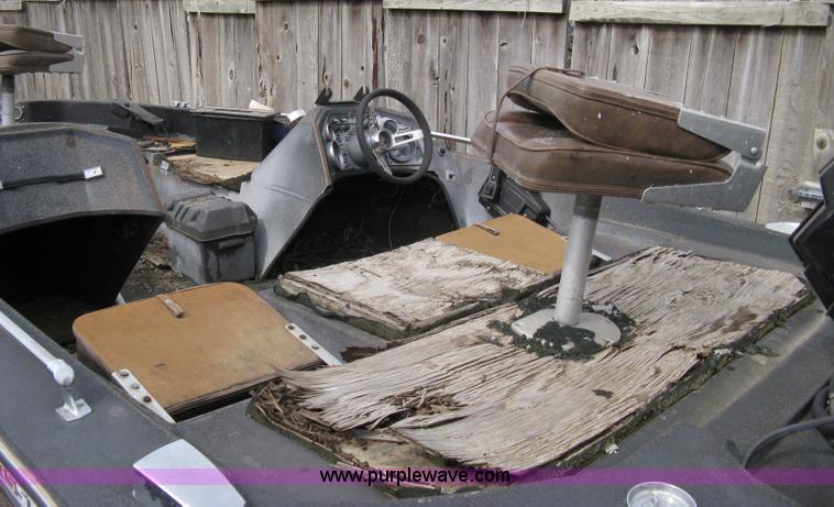image for item 8011 1982 Glasstream Hydra Bass 15V 15' fishing boat with trailer