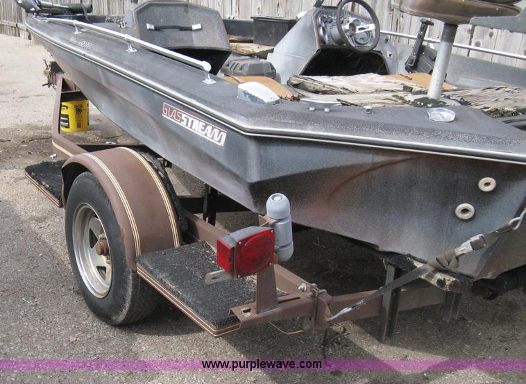 image for item 8011 1982 Glasstream Hydra Bass 15V 15' fishing boat with trailer