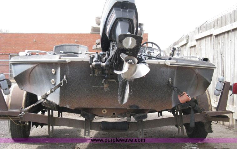 image for item 8011 1982 Glasstream Hydra Bass 15V 15' fishing boat with trailer