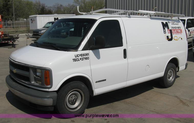 image for item 8090 1999 Chevrolet G2500 Express service van