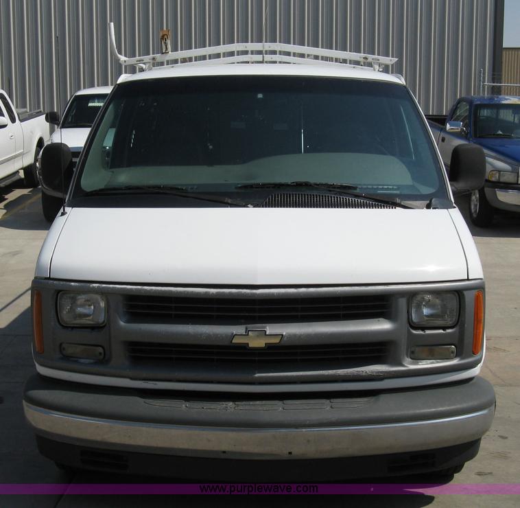 image for item 8090 1999 Chevrolet G2500 Express service van