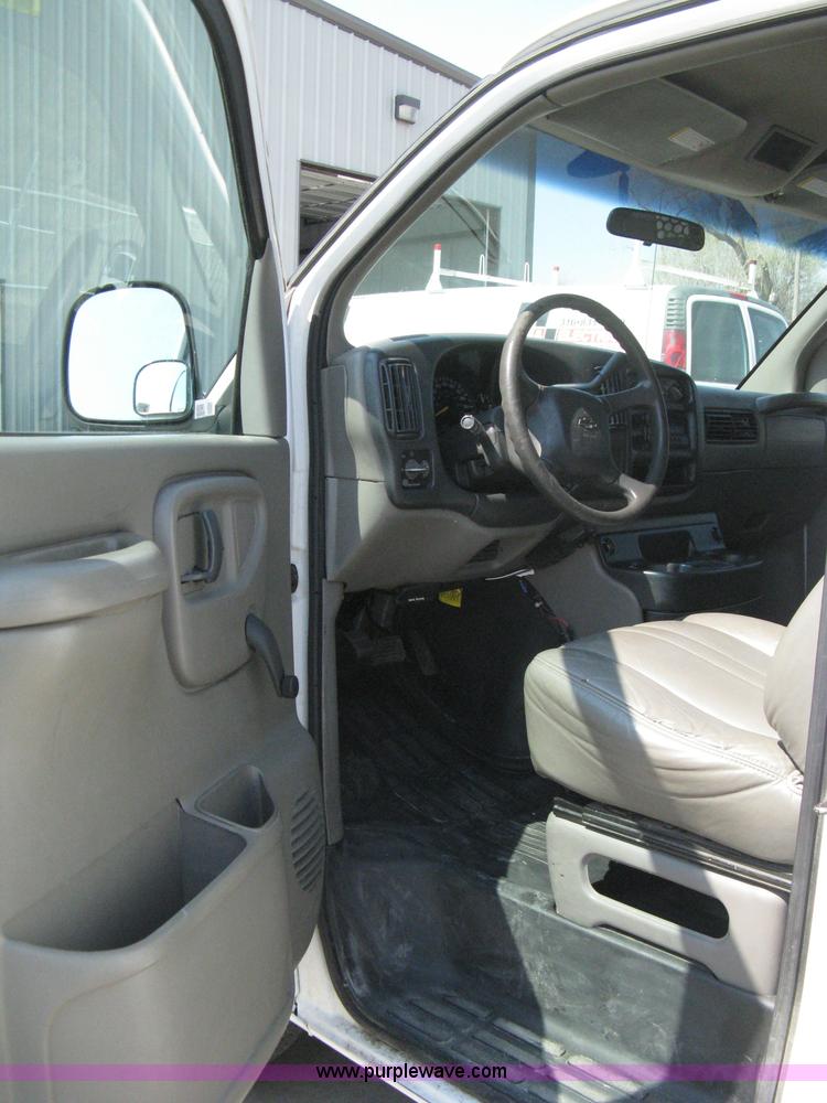 image for item 8090 1999 Chevrolet G2500 Express service van