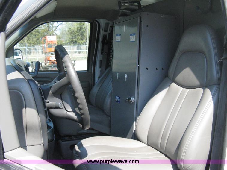 image for item 8090 1999 Chevrolet G2500 Express service van