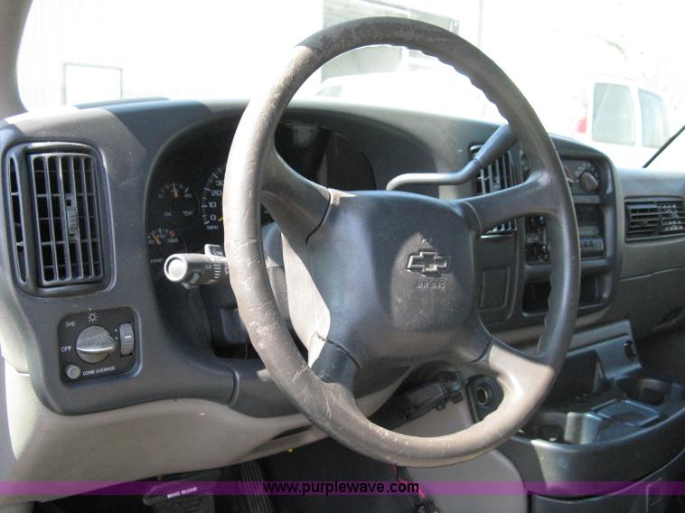 image for item 8090 1999 Chevrolet G2500 Express service van