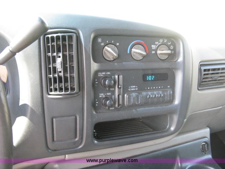 image for item 8090 1999 Chevrolet G2500 Express service van