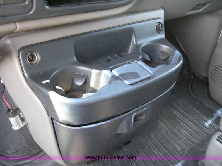 image for item 8090 1999 Chevrolet G2500 Express service van