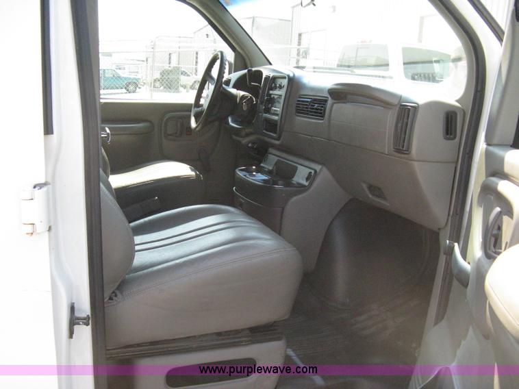 image for item 8090 1999 Chevrolet G2500 Express service van