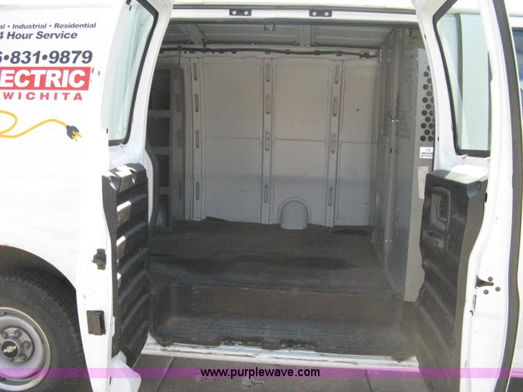 image for item 8090 1999 Chevrolet G2500 Express service van