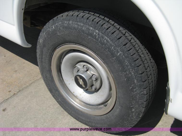 image for item 8090 1999 Chevrolet G2500 Express service van