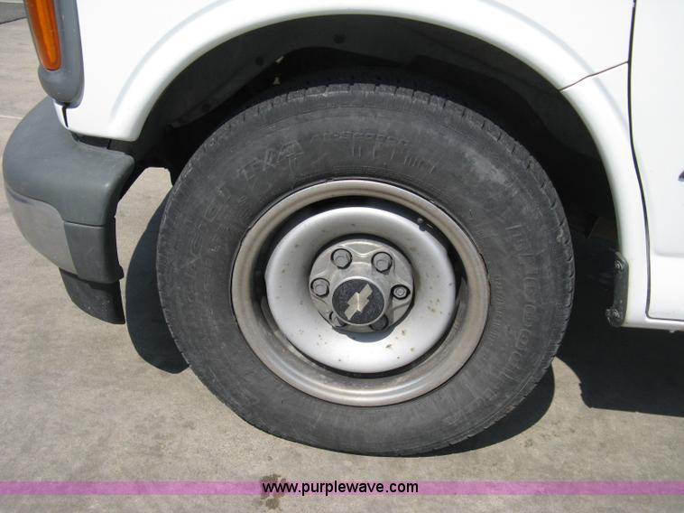 image for item 8090 1999 Chevrolet G2500 Express service van