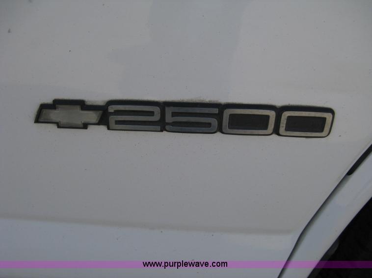 image for item 8090 1999 Chevrolet G2500 Express service van