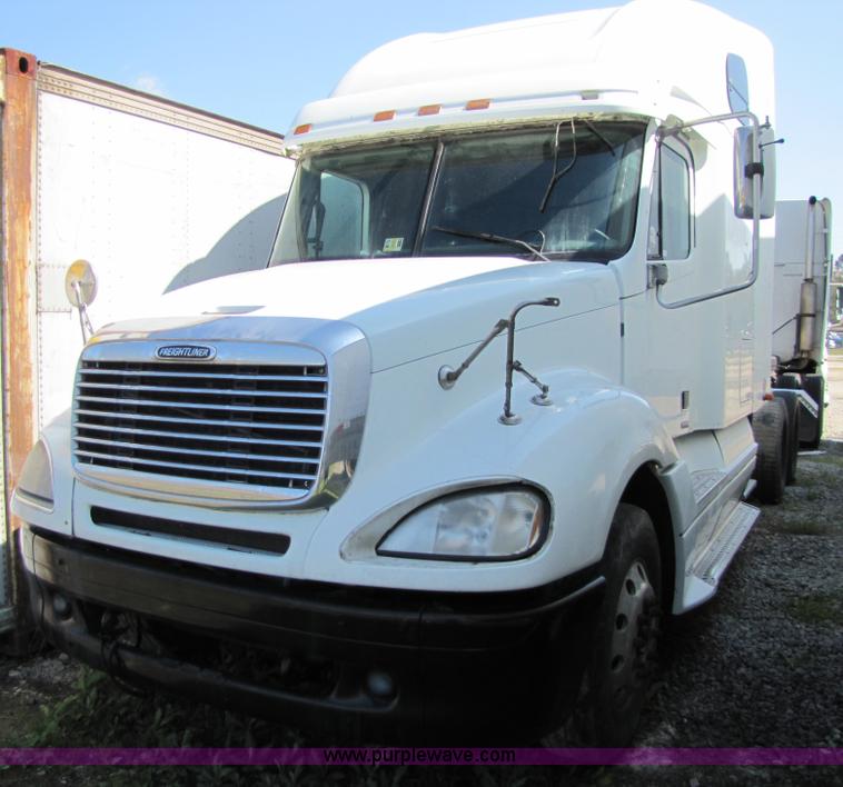 image for item 8529 2003 Freightliner Columbia semi truck