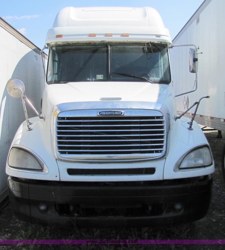 image for item 8529 2003 Freightliner Columbia semi truck