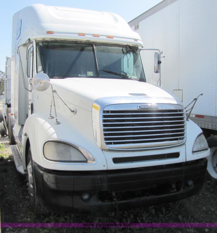 image for item 8529 2003 Freightliner Columbia semi truck