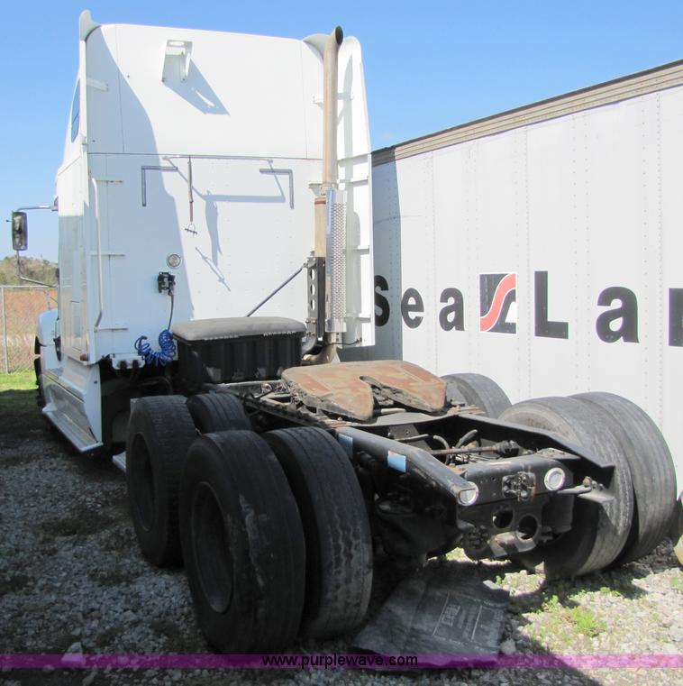 image for item 8529 2003 Freightliner Columbia semi truck