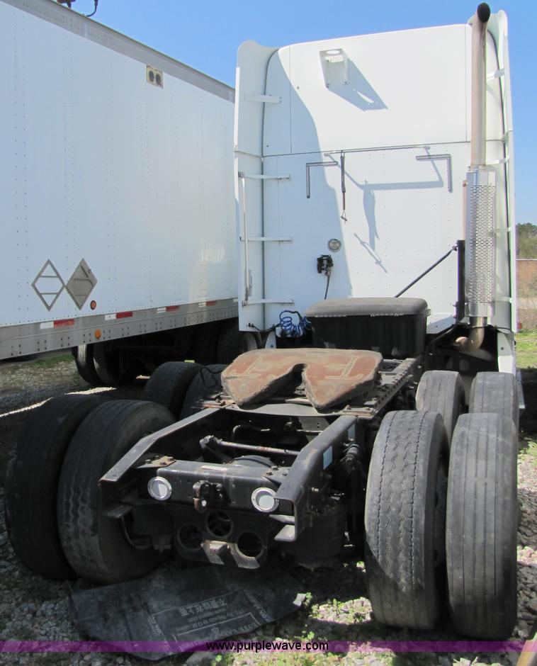 image for item 8529 2003 Freightliner Columbia semi truck