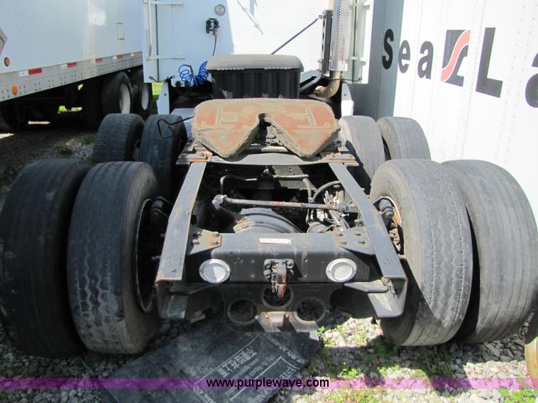 image for item 8529 2003 Freightliner Columbia semi truck