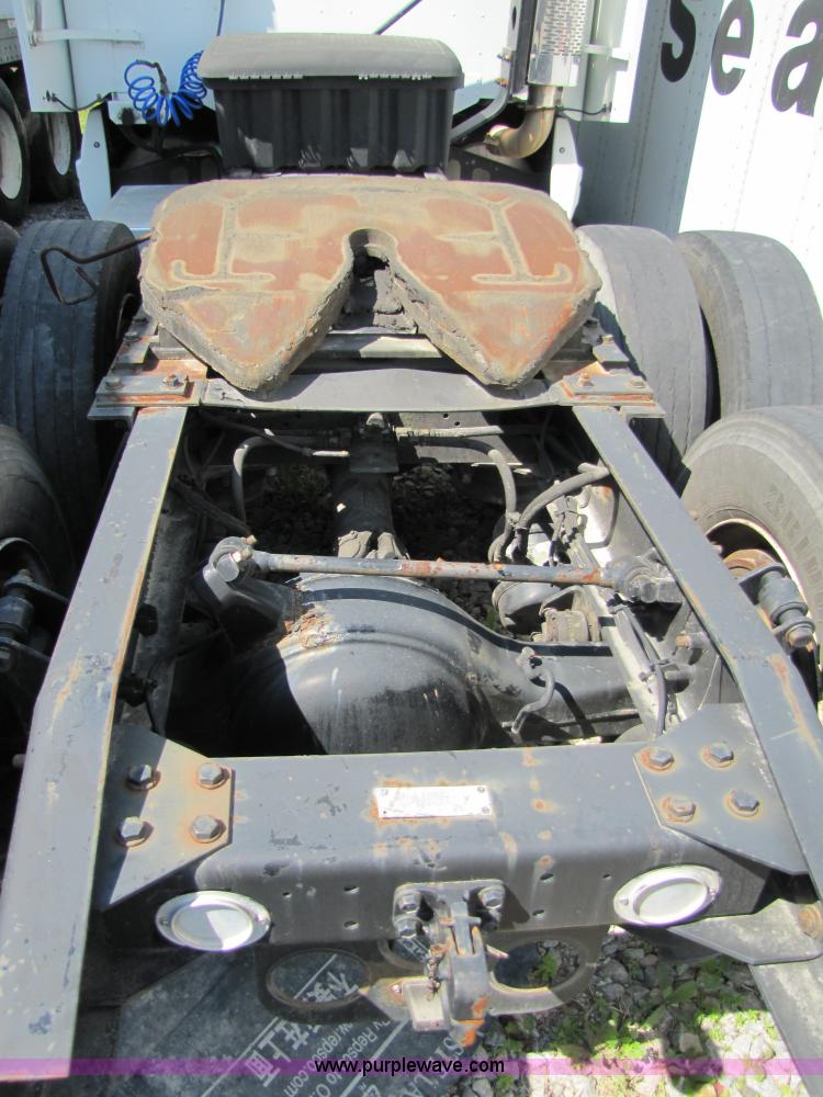 image for item 8529 2003 Freightliner Columbia semi truck