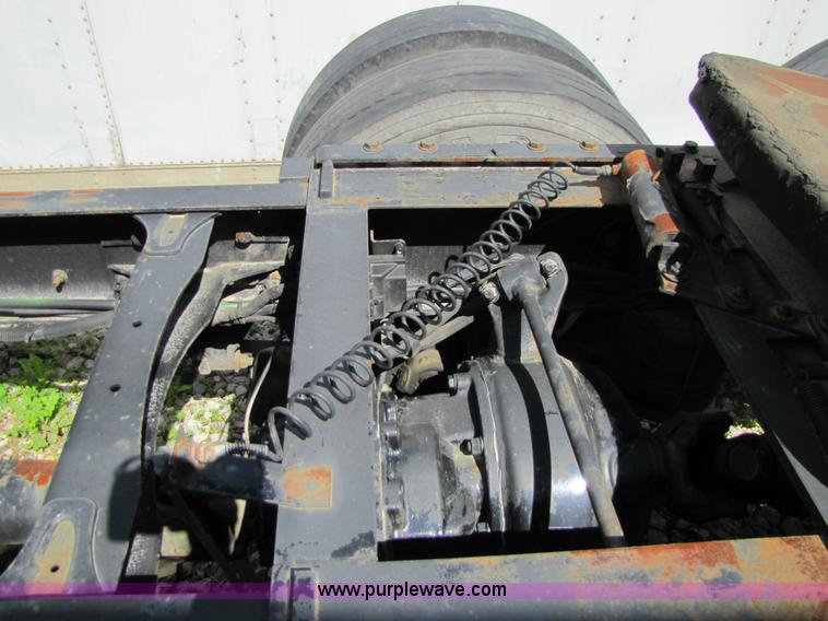 image for item 8529 2003 Freightliner Columbia semi truck