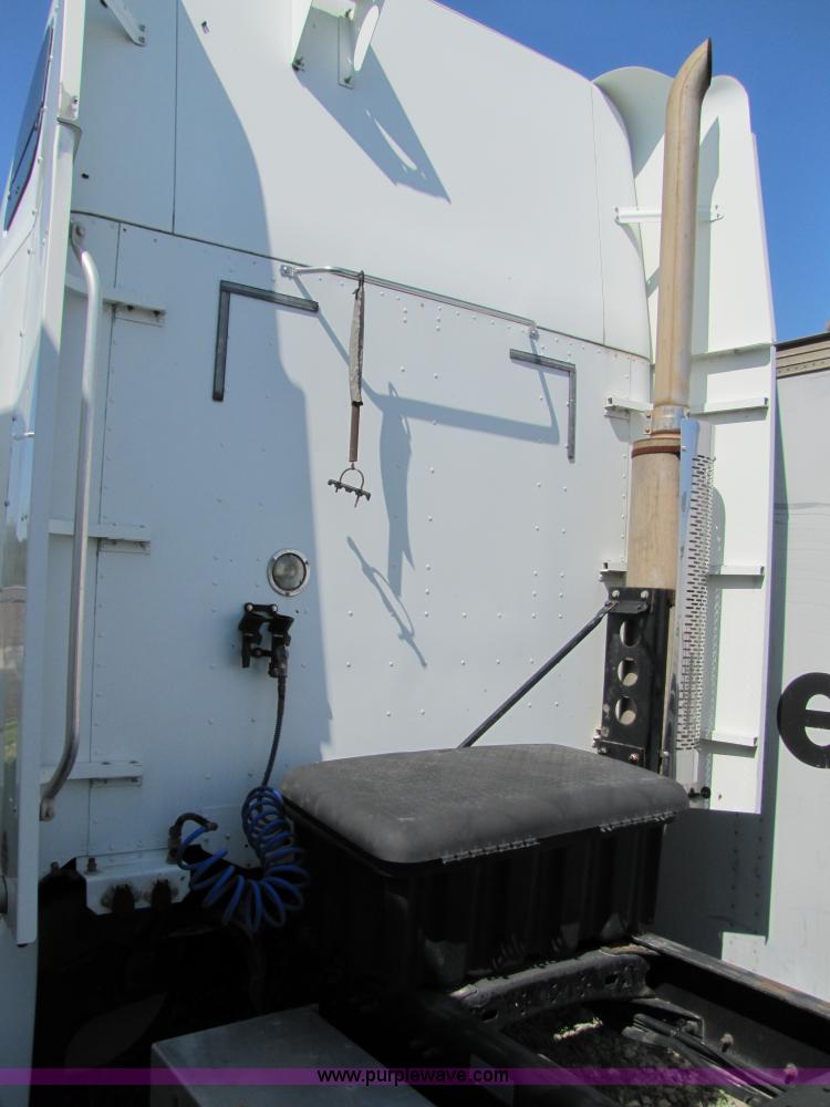 image for item 8529 2003 Freightliner Columbia semi truck