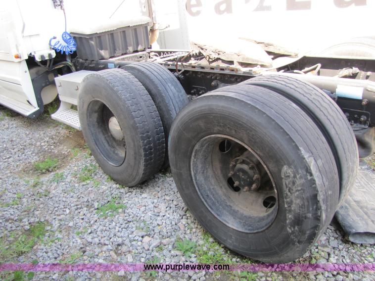 image for item 8529 2003 Freightliner Columbia semi truck