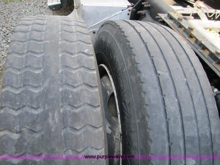 image for item 8529 2003 Freightliner Columbia semi truck