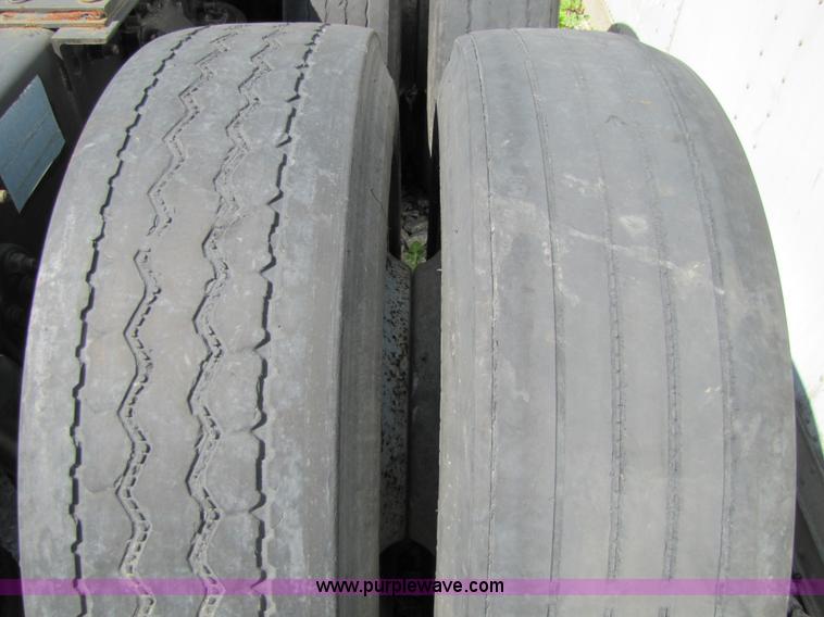 image for item 8529 2003 Freightliner Columbia semi truck