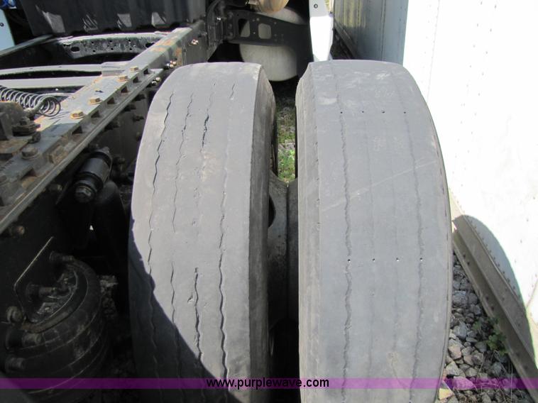 image for item 8529 2003 Freightliner Columbia semi truck